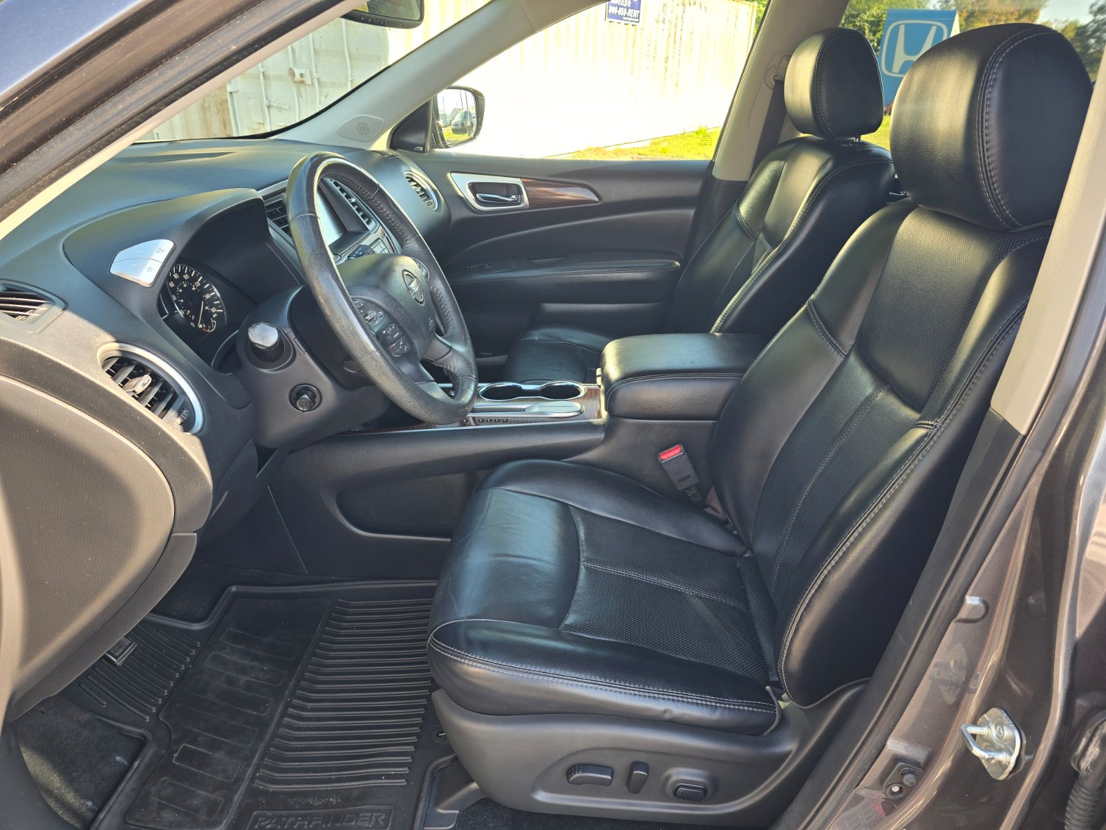 Used 2017 Nissan Pathfinder Platinum FWD image 13