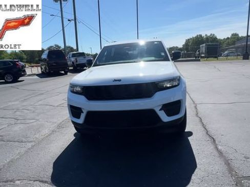 Used 2025 Jeep Grand Cherokee Altitude AWD/4WD image 3