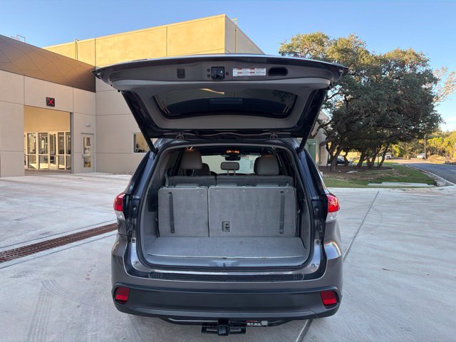 Used 2019 Toyota Highlander Plus FWD image 4