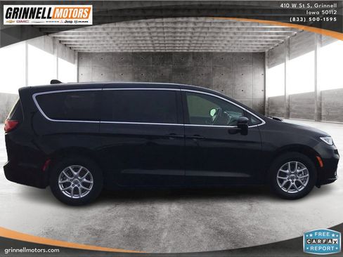 Used 2025 Chrysler Pacifica Select FWD image 4