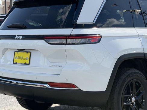 Used 2025 Jeep Grand Cherokee Laredo X AWD/4WD image 11