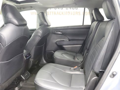 Used 2021 Toyota Highlander XLE AWD/4WD image 18