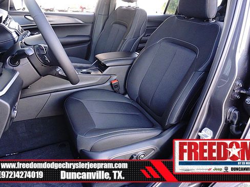 New 2025 Jeep Grand Cherokee L Laredo image 13