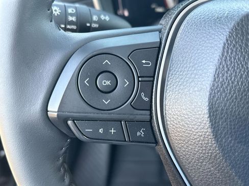 Used 2025 Toyota Corolla Cross XLE image 9