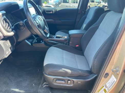 Used 2020 Toyota Tacoma TRD Sport w/ Technology Package AWD/4WD image 10