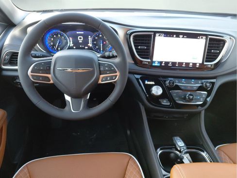 New 2026 Chrysler Pacifica Pinnacle image 12