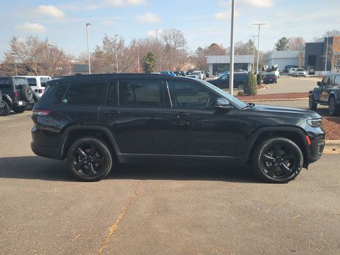 Used 2023 Jeep Grand Cherokee L Limited w/ Black Appearance Package image 4