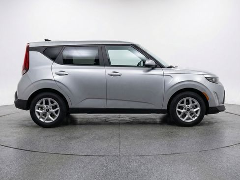 Used 2025 Kia Soul LX w/ LX Technology Package image 11