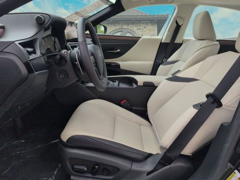 Certified 2025 Lexus ES 300h w/ Premium Package image 15