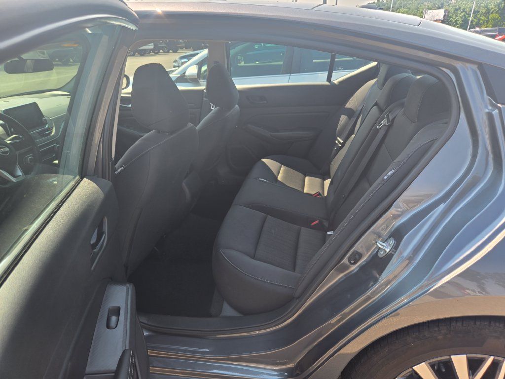 Used 2025 Nissan Altima 2.5 SV FWD image 7