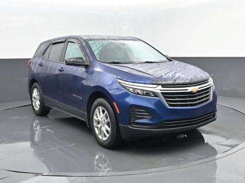 Used 2022 Chevrolet Equinox LS w/ LS Convenience Package AWD/4WD image 3