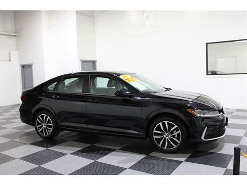 Used 2025 Volkswagen Jetta SE image 1