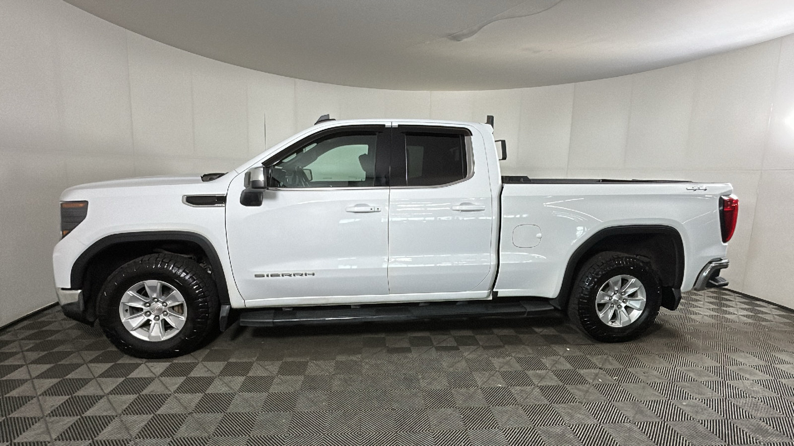 Used 2023 GMC Sierra 1500 SLE AWD/4WD image 6