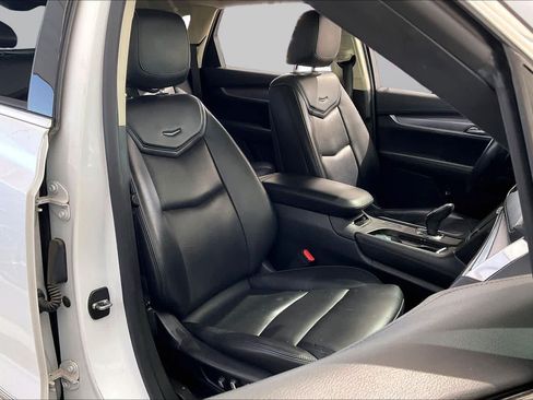Used 2018 Cadillac XT5 Luxury w/ Driver Awareness Package FWD image 9