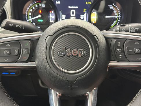 Used 2025 Jeep Wrangler Unlimited Sahara AWD/4WD image 28
