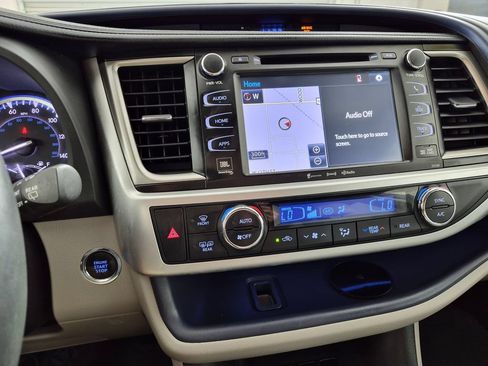 Used 2016 Toyota Highlander Limited Platinum AWD/4WD image 18