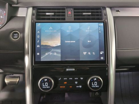 Used 2025 Land Rover Discovery Dynamic SE image 21