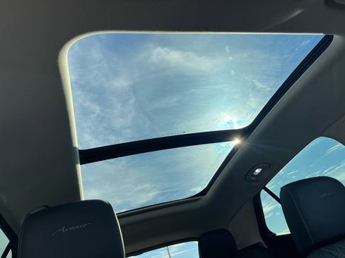 Used 2021 Buick Envision Avenir w/ Technology Package II image 33