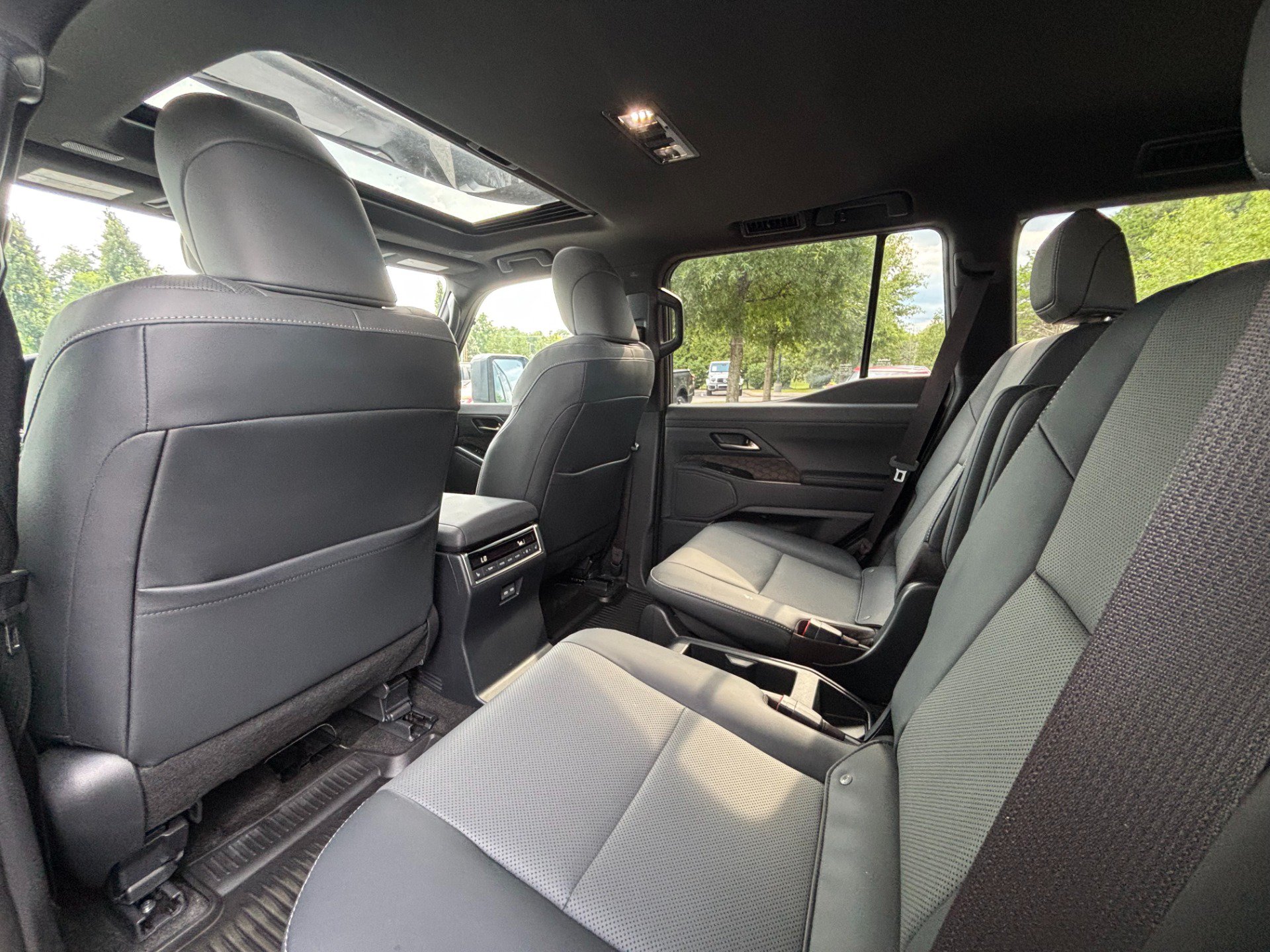 Used 2025 Lexus GX 550 w/ Accessory Package (2T) AWD/4WD image 21