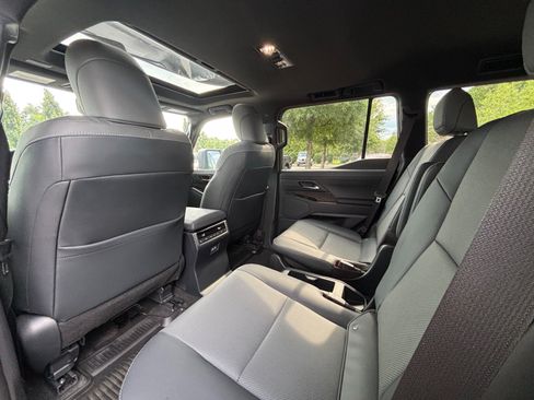 Used 2025 Lexus GX 550 w/ Accessory Package (2T) AWD/4WD image 21