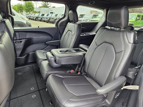 New 2026 Chrysler Pacifica Select image 14
