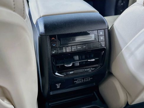 Used 2023 Jeep Grand Cherokee L Limited w/ Black Appearance Package AWD/4WD image 31