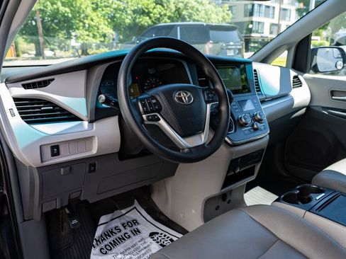 Used 2015 Toyota Sienna LE FWD image 20