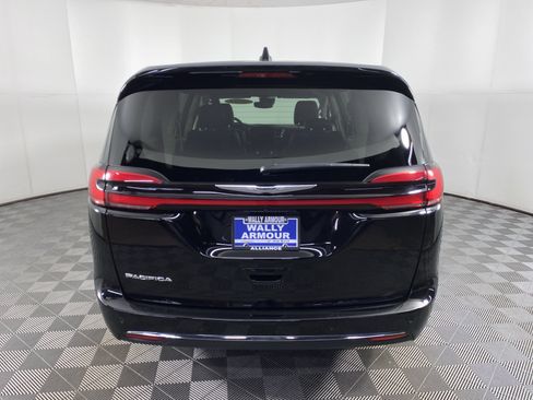 Used 2024 Chrysler Pacifica Touring-L image 8