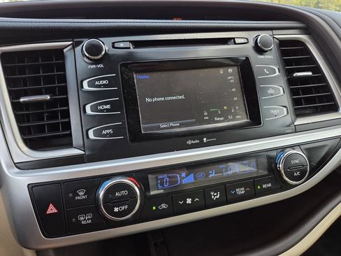 Used 2015 Toyota Highlander Plus FWD image 9