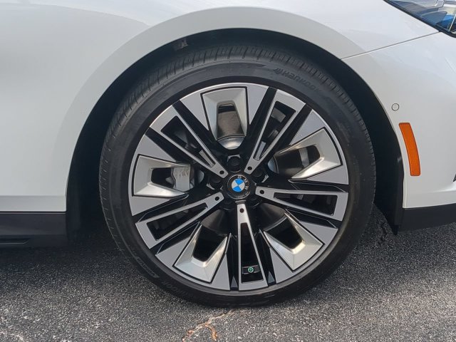 Used 2025 BMW 530i w/ Premium Package RWD image 11