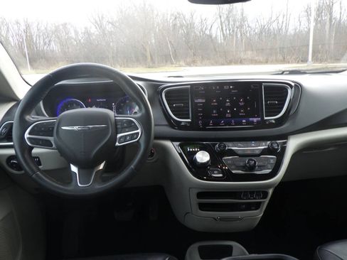Used 2022 Chrysler Pacifica Touring-L FWD image 21