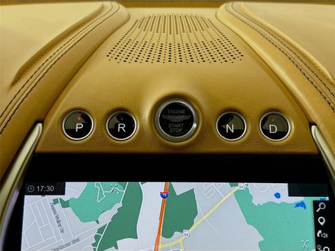 Used 2021 Aston Martin DBX image 17