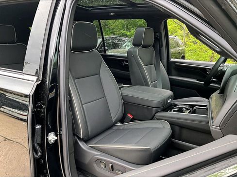 New 2026 Chevrolet Suburban Premier w/ Sun And Tow Package AWD/4WD image 26