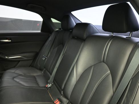 Used 2019 Toyota Avalon XLE w/ Moonroof Package image 18