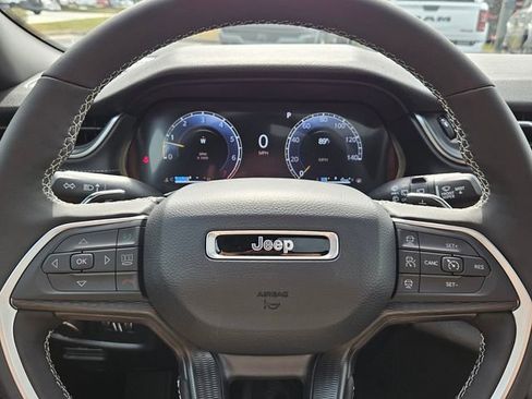 New 2025 Jeep Grand Cherokee Altitude image 11