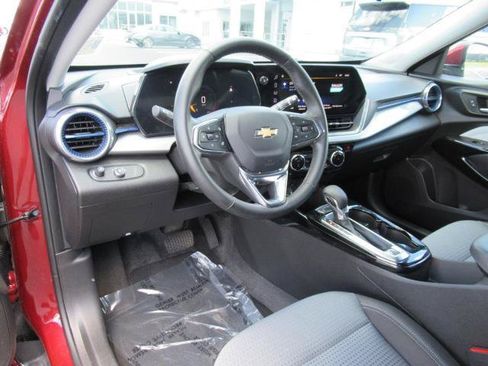 Used 2025 Chevrolet Trax LT w/ Driver Confidence Package FWD image 17