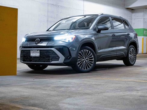 New 2025 Volkswagen Taos SE image 1