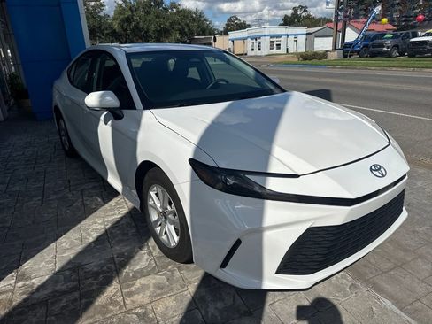 Used 2025 Toyota Camry LE image 3