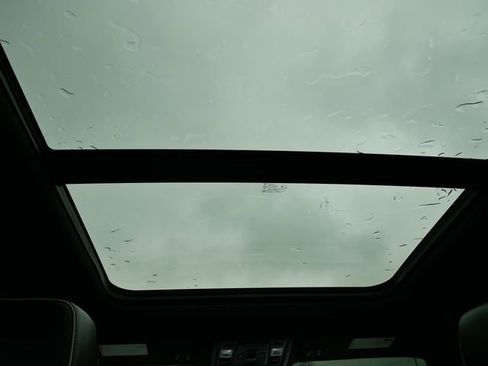 Used 2023 GMC Yukon XL SLT w/ SLT Premium Package image 17