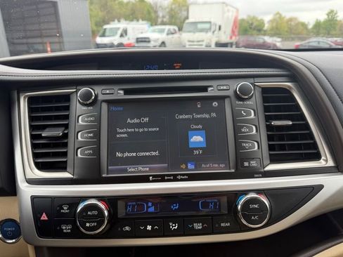 Used 2017 Toyota Highlander XLE AWD/4WD image 25