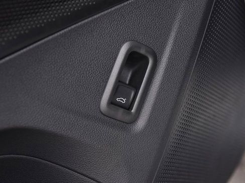 New 2026 Volkswagen Tiguan SE R-Line image 9