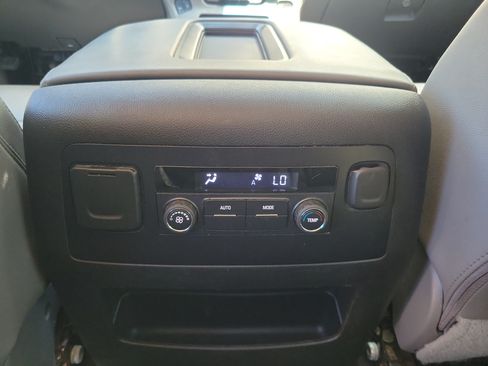 Used 2017 Chevrolet Suburban LT RWD image 9