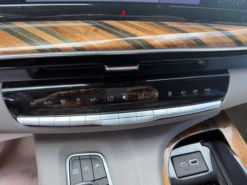 Used 2023 Cadillac Escalade Premium Luxury Platinum AWD/4WD image 15