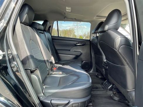 Used 2023 Toyota Highlander XLE AWD/4WD image 30