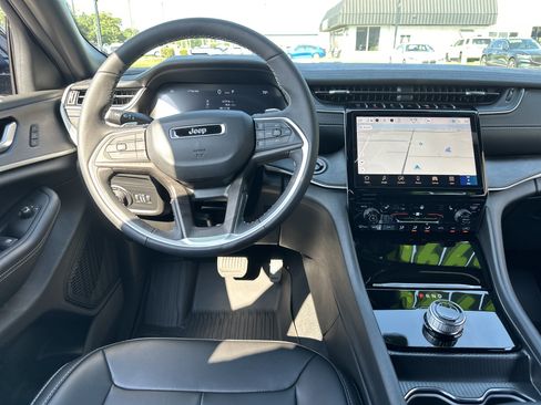 Used 2025 Jeep Grand Cherokee Limited RWD image 15