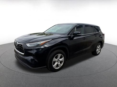 Used 2025 Toyota Highlander LE FWD image 8
