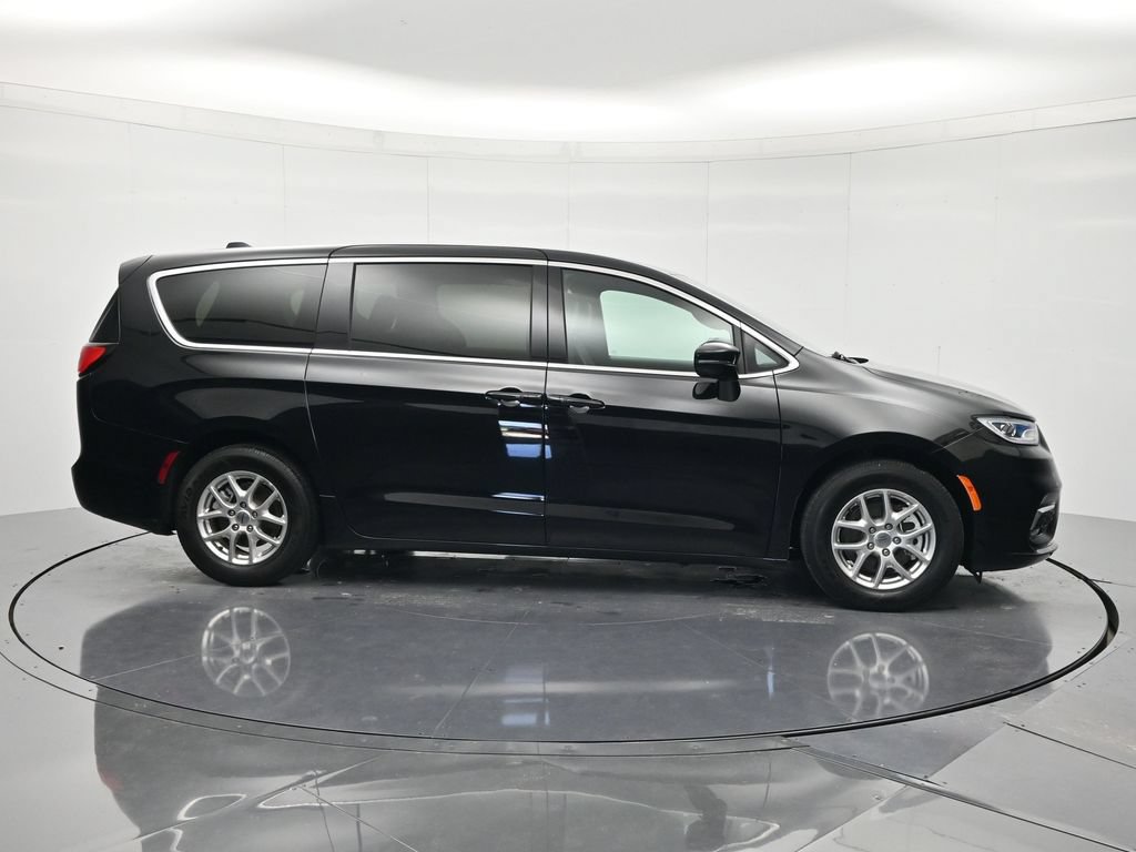 Used 2025 Chrysler Pacifica Select FWD image 4