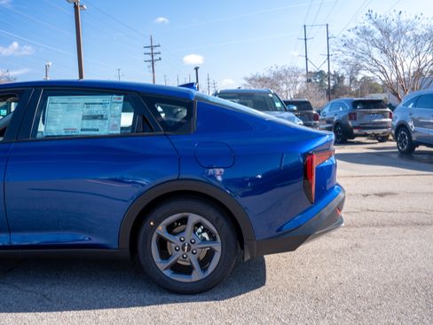 New 2025 Kia K4 LXS image 11