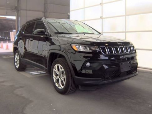 Used 2025 Jeep Compass Latitude w/ Sun & Sound Group AWD/4WD image 3