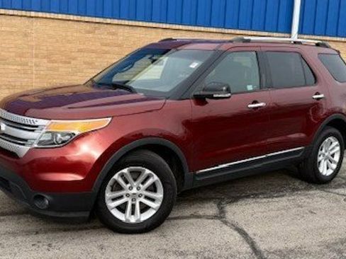 Used 2014 Ford Explorer XLT w/ Equipment Group 202A image 2